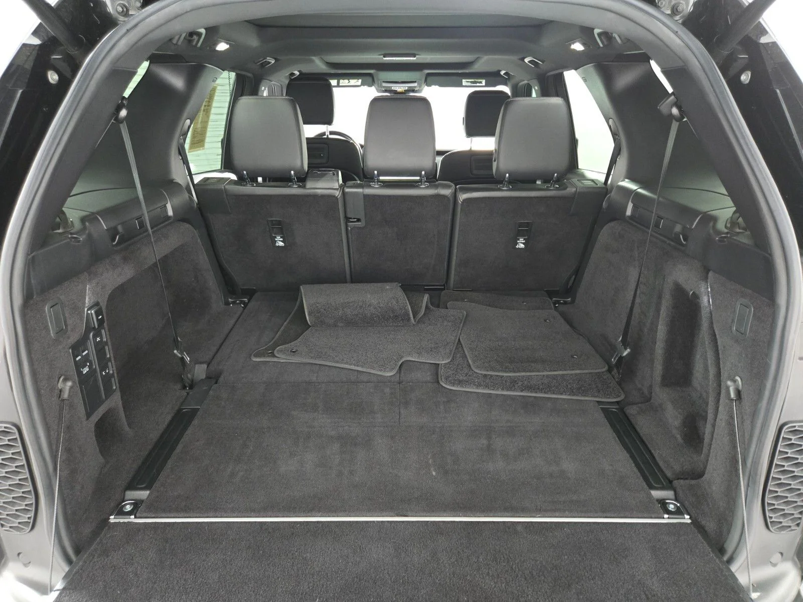 Used 2021 Santorini Black Metallic Land Rover S R-Dynamic image 15