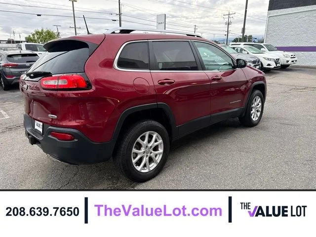 Used 2016 Red Jeep Latitude image 4