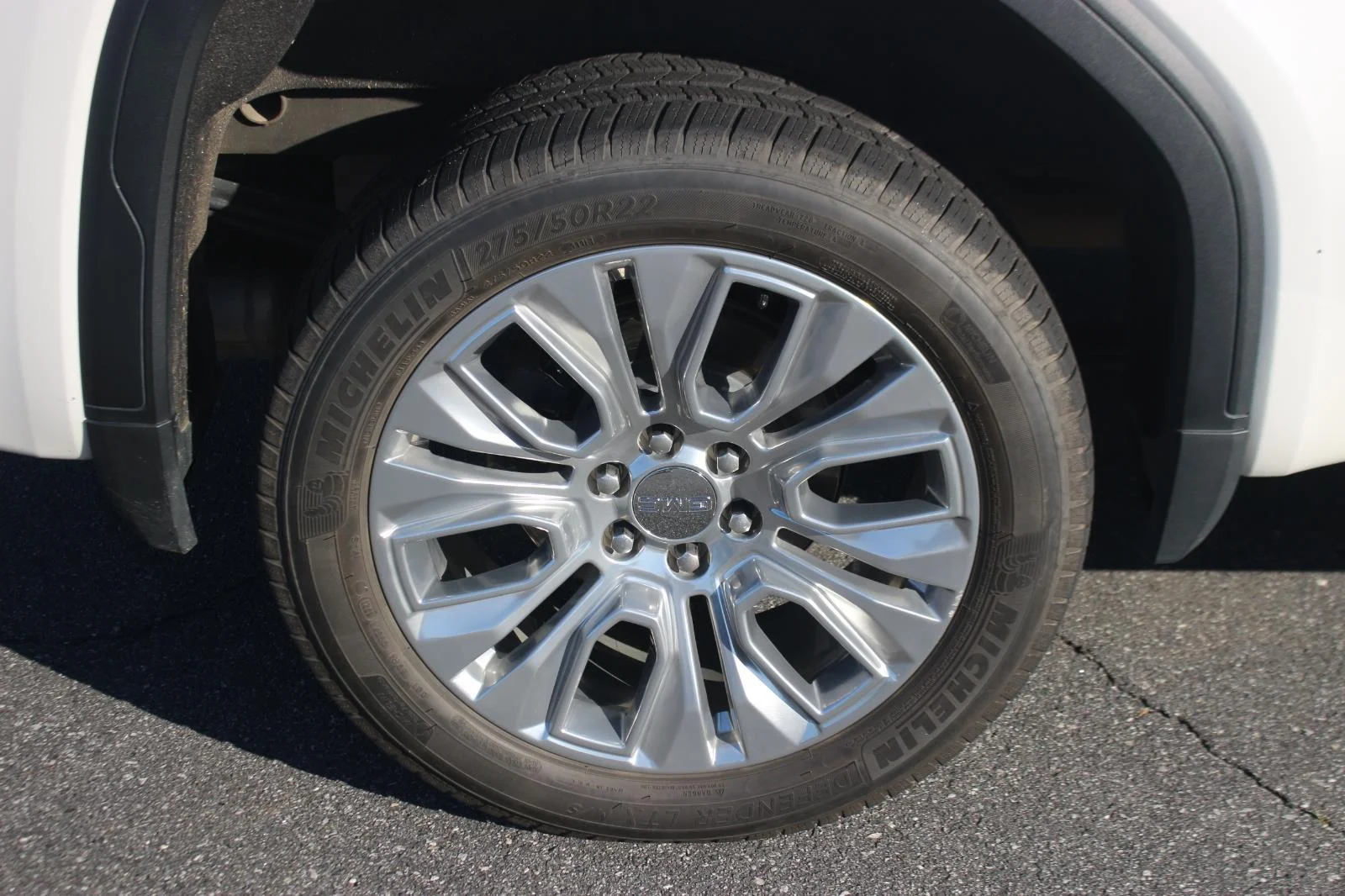 Used 2021 WHITE FROST TRICOAT GMC Denali image 40