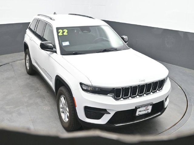 Used 2022 White Jeep Laredo image 30