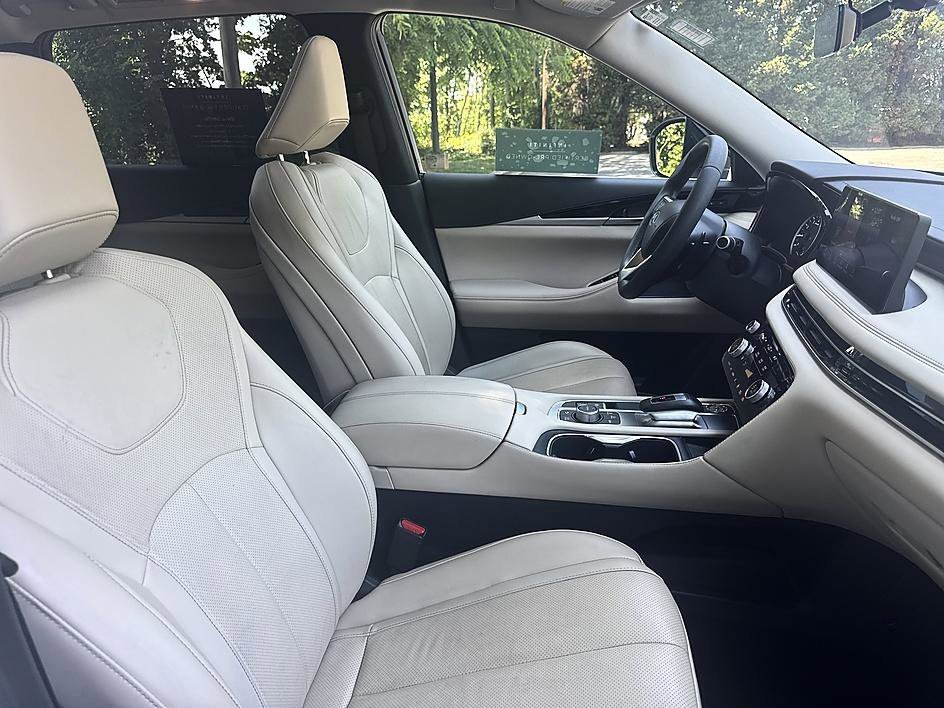 Used 2025 Glacier White INFINITI PURE image 19