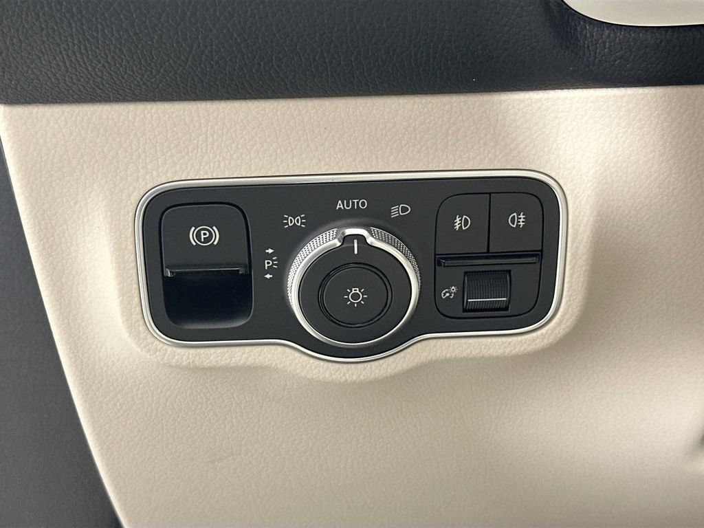 New 2026 Polar White Mercedes-Benz GLB 250 image 41