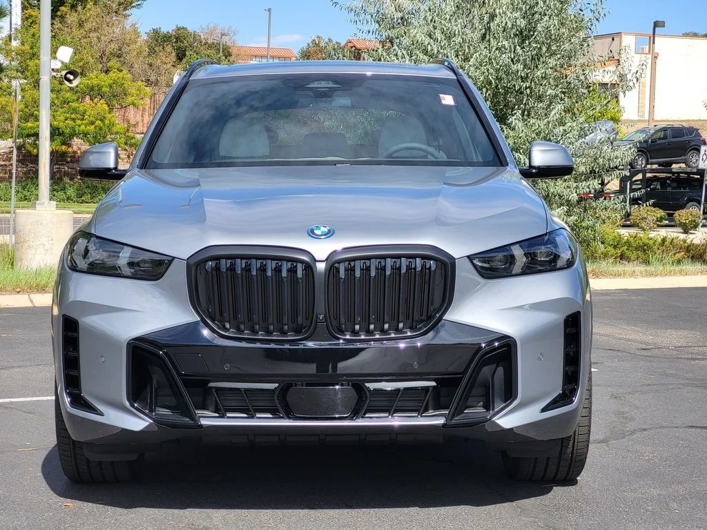 New 2026 Skyscraper Grey Metallic BMW xDrive50e image 2