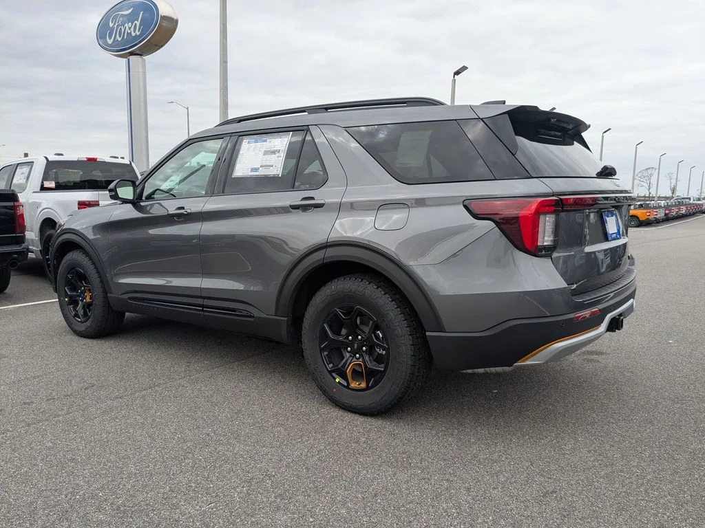 New 2026 Carbonized Gray Metallic Ford Tremor image 6