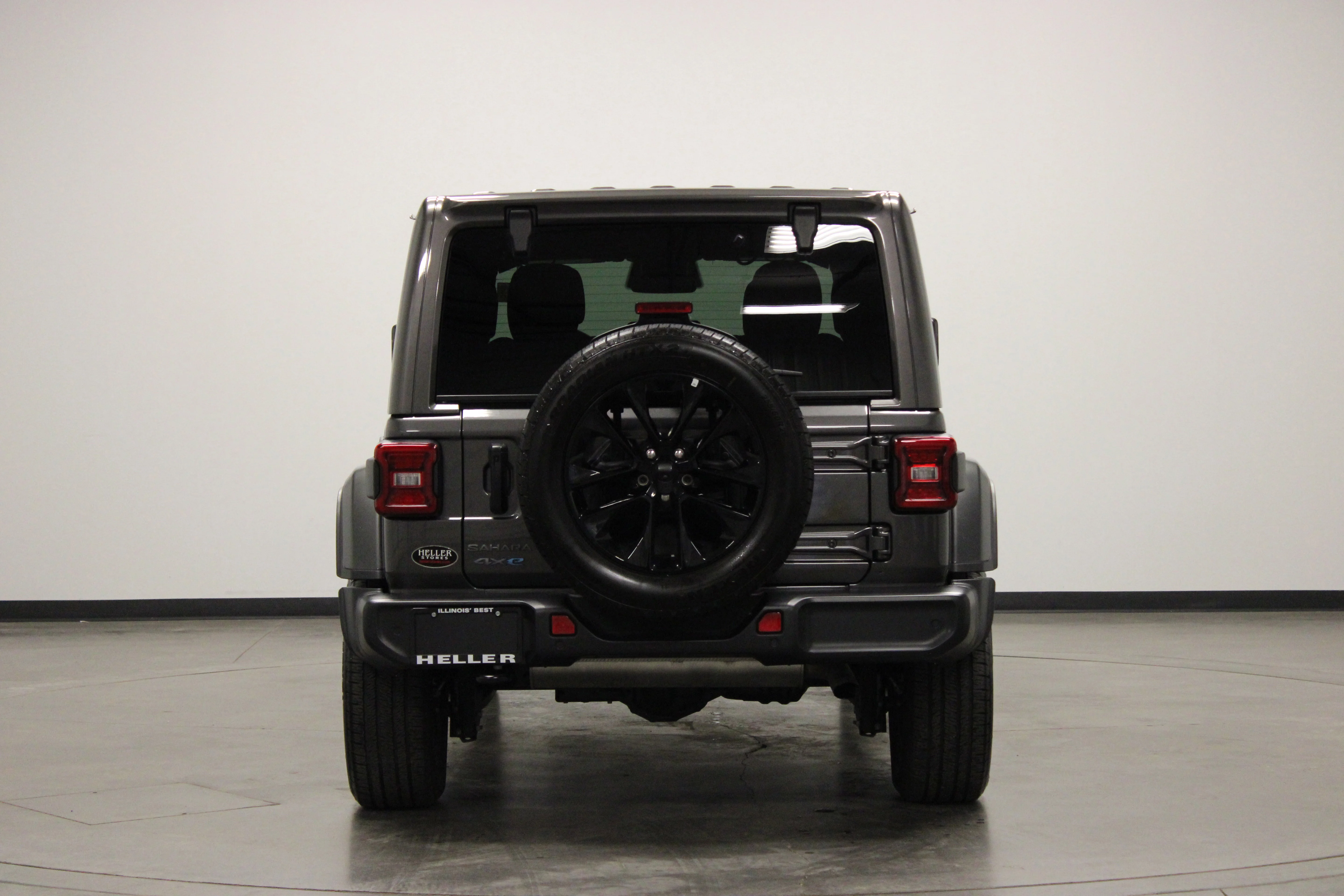 Used 2025 Granite Crystal Metallic Clearcoat Jeep Sahara image 7