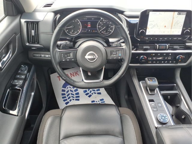 Used 2025  Nissan SL image 4