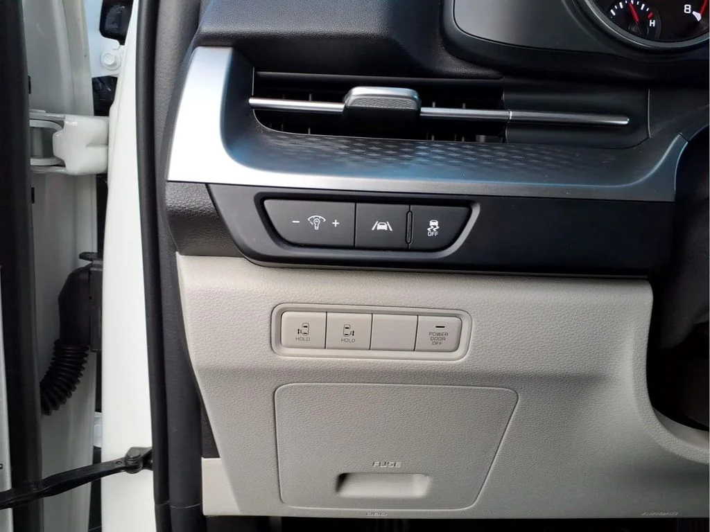Used 2024 White Kia LX image 22