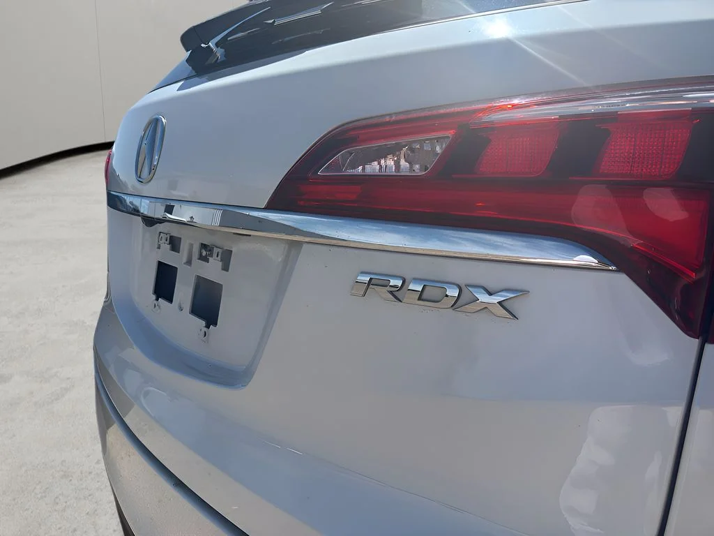 Used 2018 White Diamond Pearl Acura w/Technology Pkg image 10