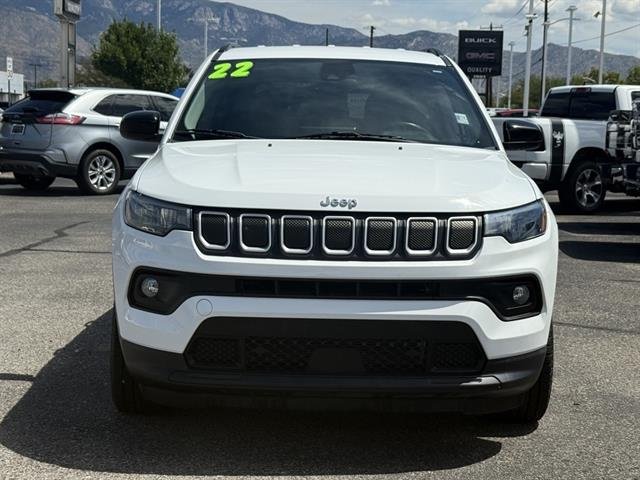 2022 Jeep Compass Latitude Lux photo 2