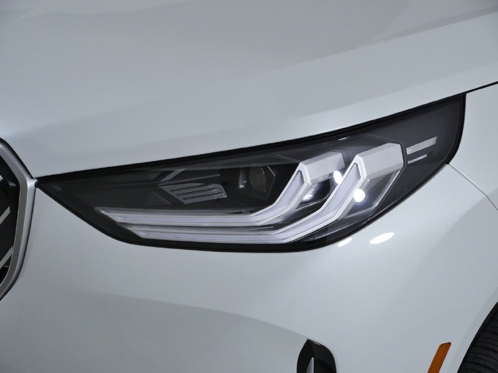 New 2026 Mineral White Metallic BMW 30 xDrive image 3