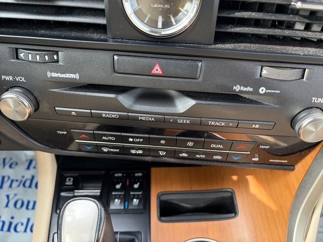 Used 2022 White Lexus 450h image 19