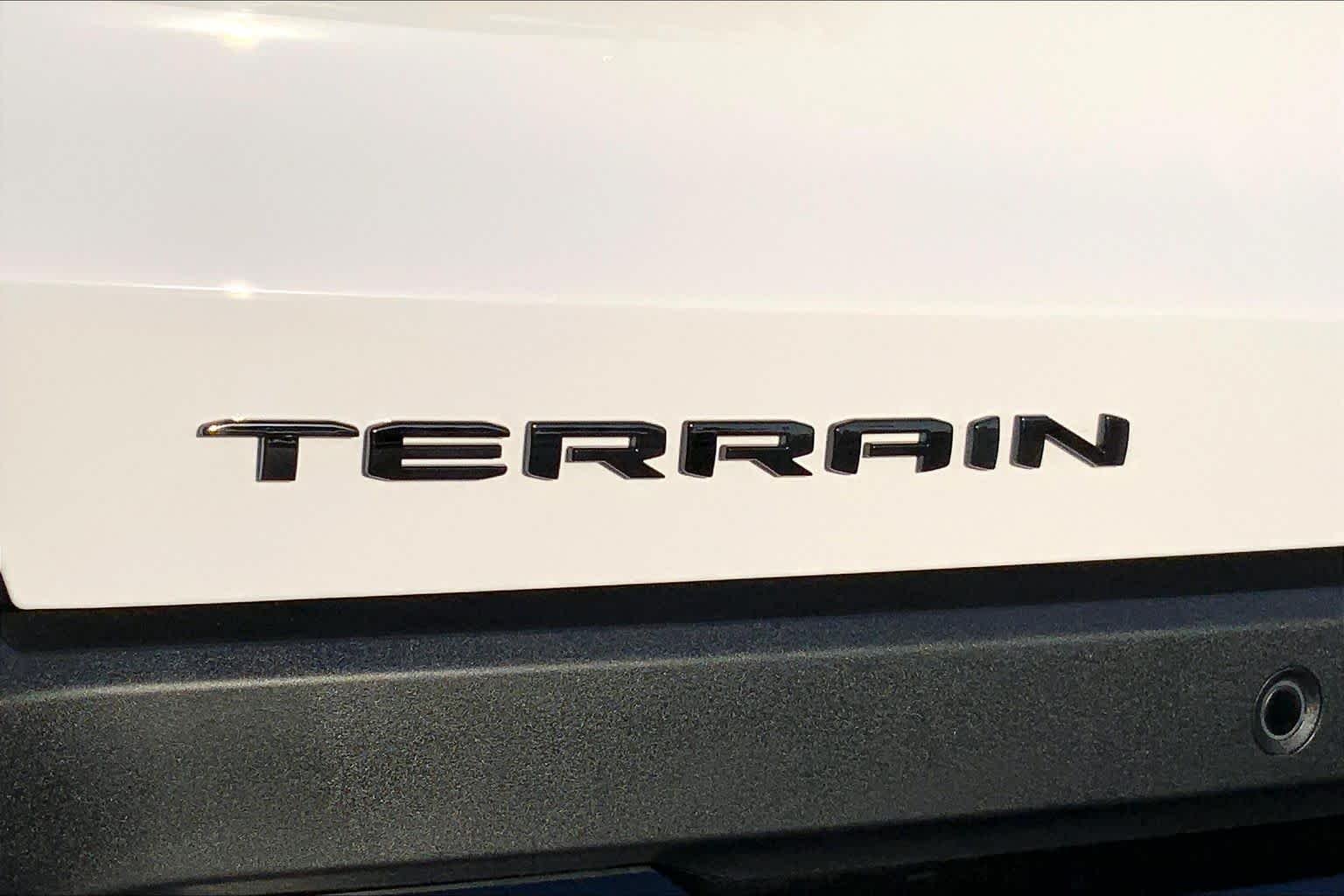 Used 2026 Summit White GMC FWD Elevation image 31