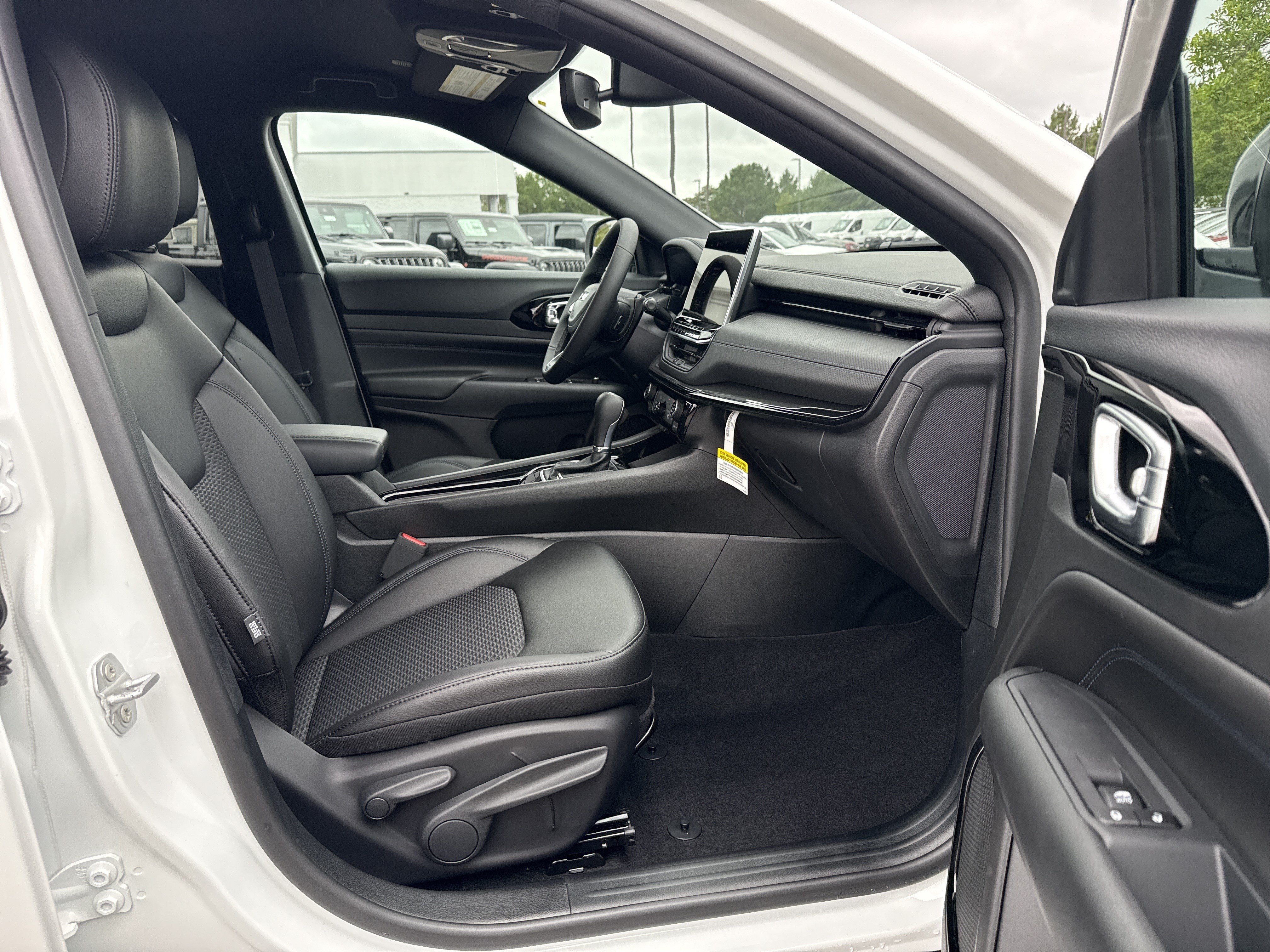 New 2026 Bright White Clear-Coat Exterior Paint Jeep Latitude image 13