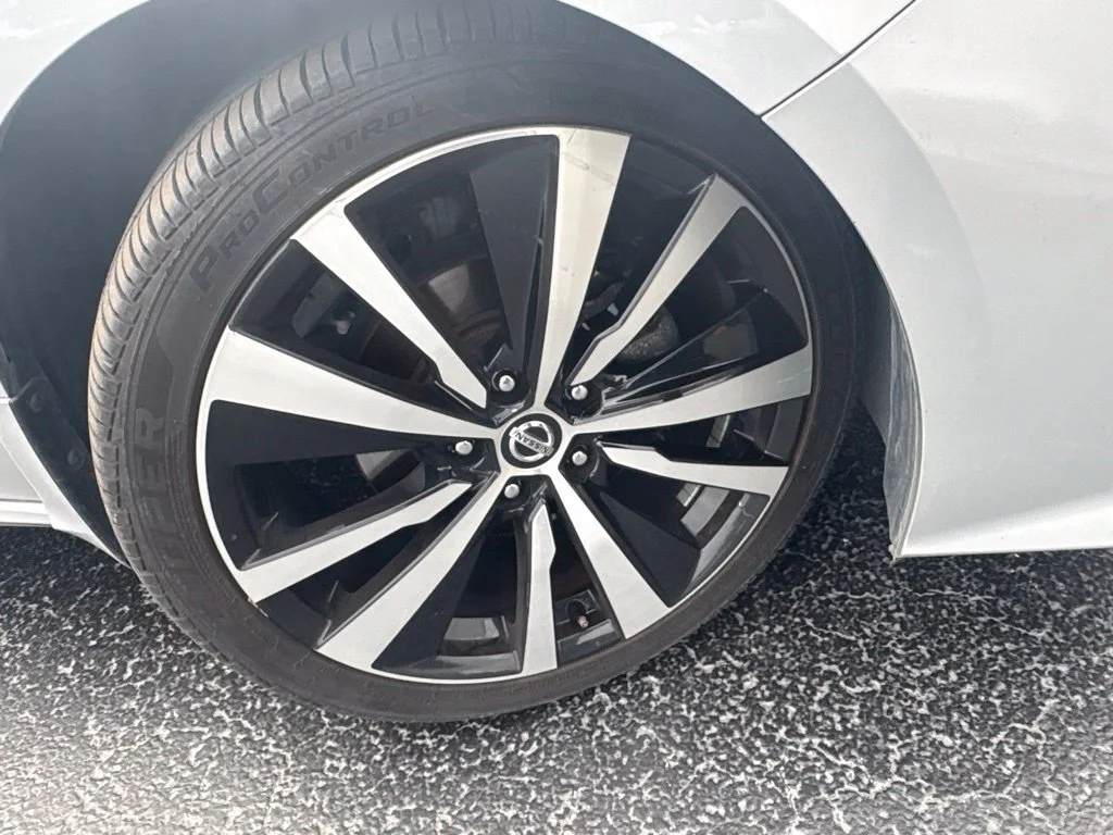 Used 2021 Silver Nissan 2.0 SR image 11