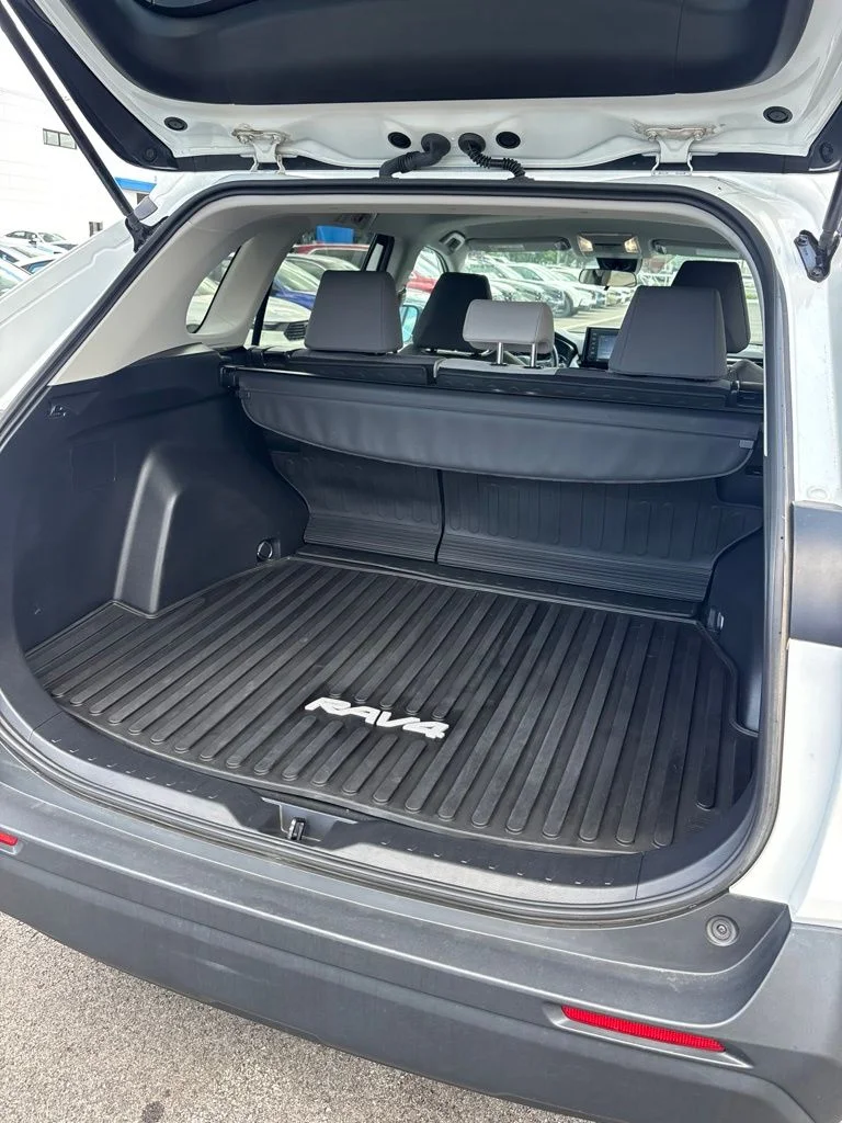 Used 2022 White Toyota XLE image 18