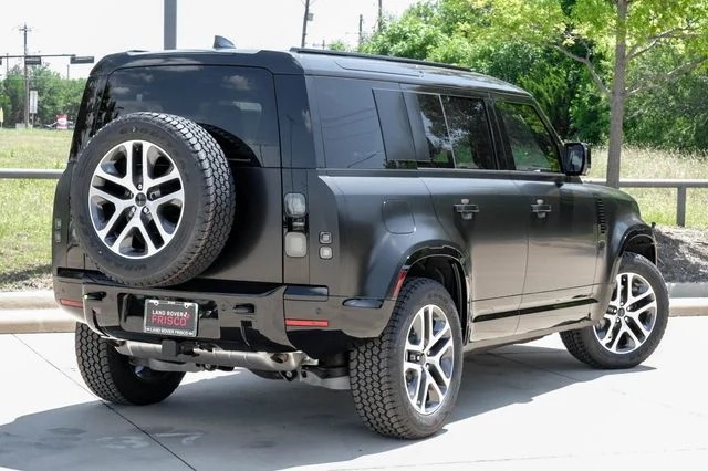 New 2026 Santorini Black Land Rover X-Dynamic SE image 11