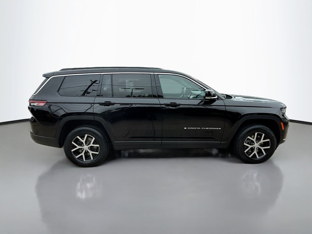 Used 2025 Diamond Black Crystal Pearlcoat Jeep Limited image 8