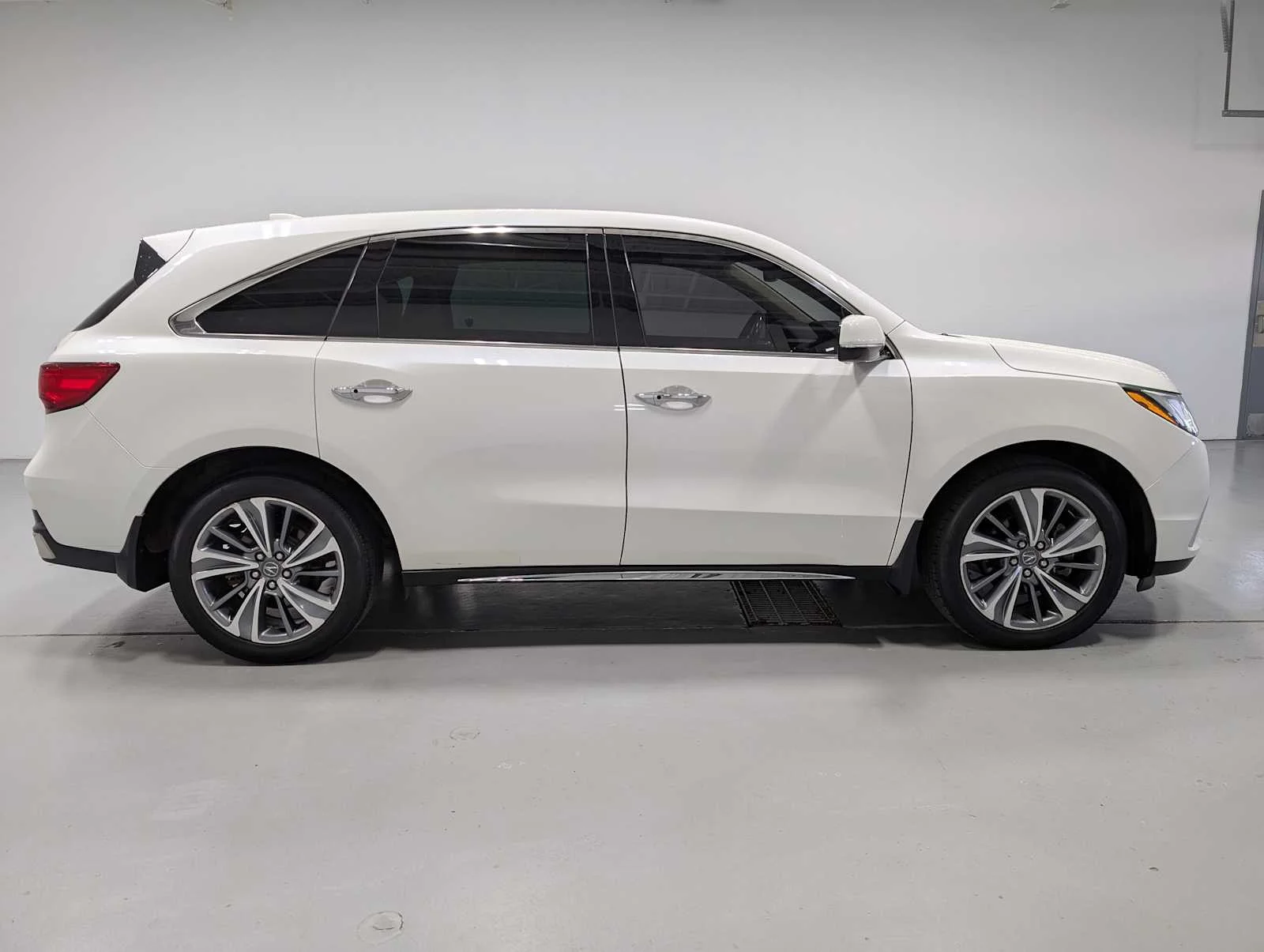Used 2017 White Diamond Pearl Acura w/Technology Pkg image 6