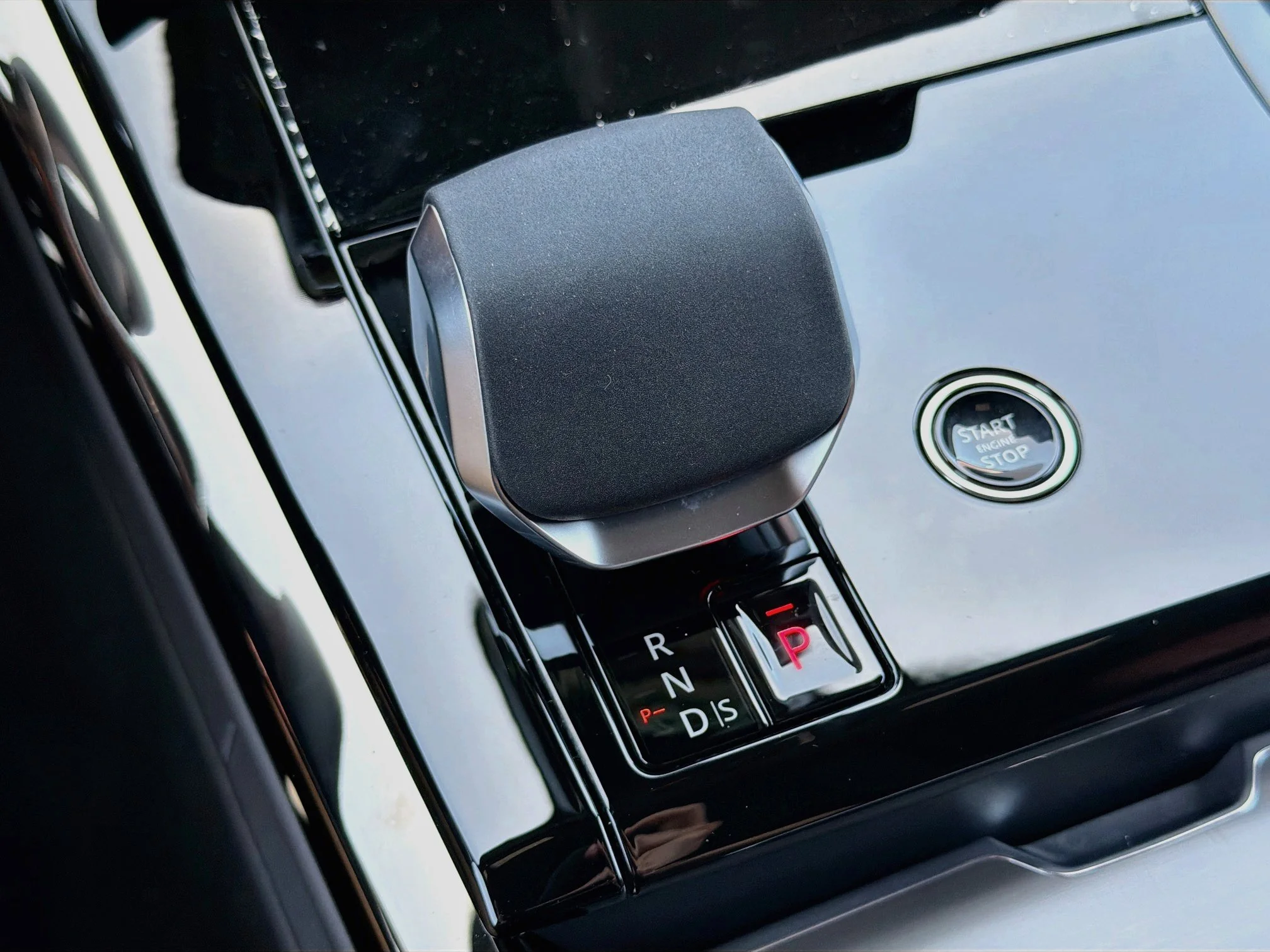 New 2026 Santorini Black Land Rover Dynamic SE image 30