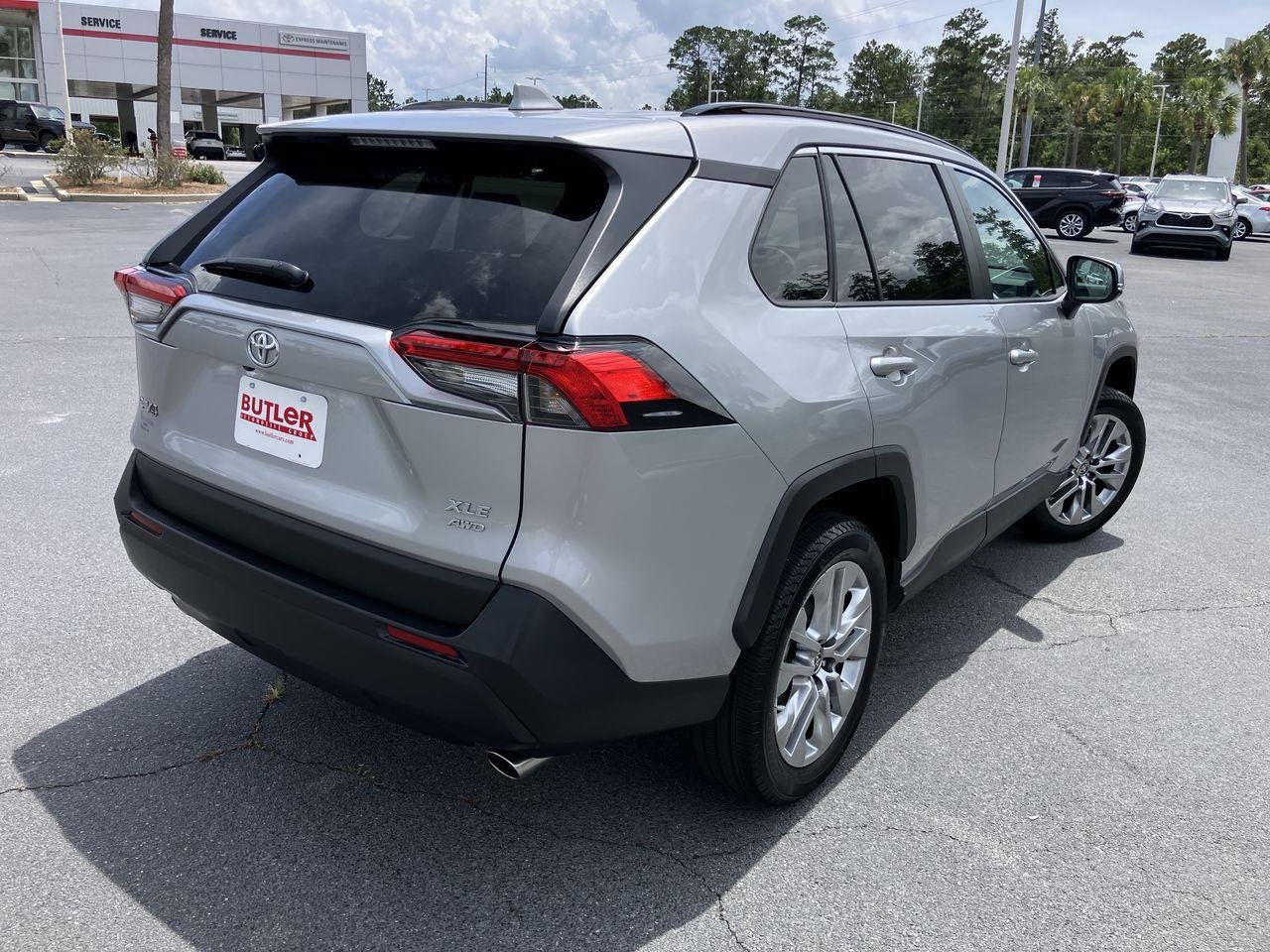 Used 2023 Silver (Silver Sky Metallic) Toyota XLE Premium AWD image 5