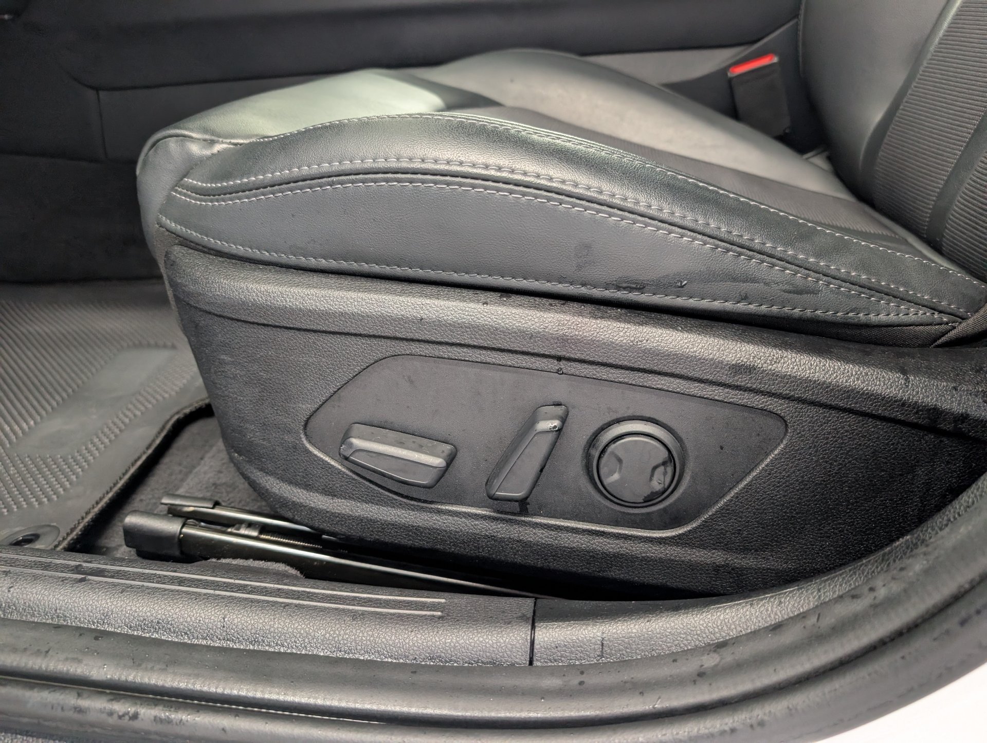 Used 2024 White Kia GT-Line image 22