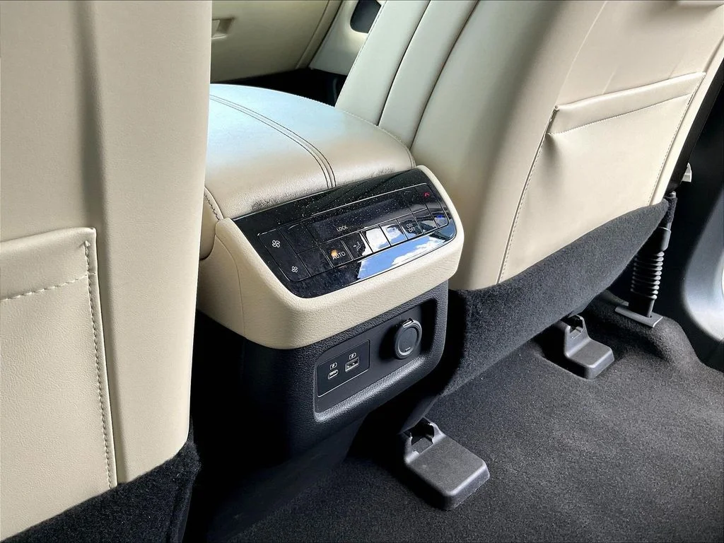 Used 2023 White INFINITI LUXE image 12