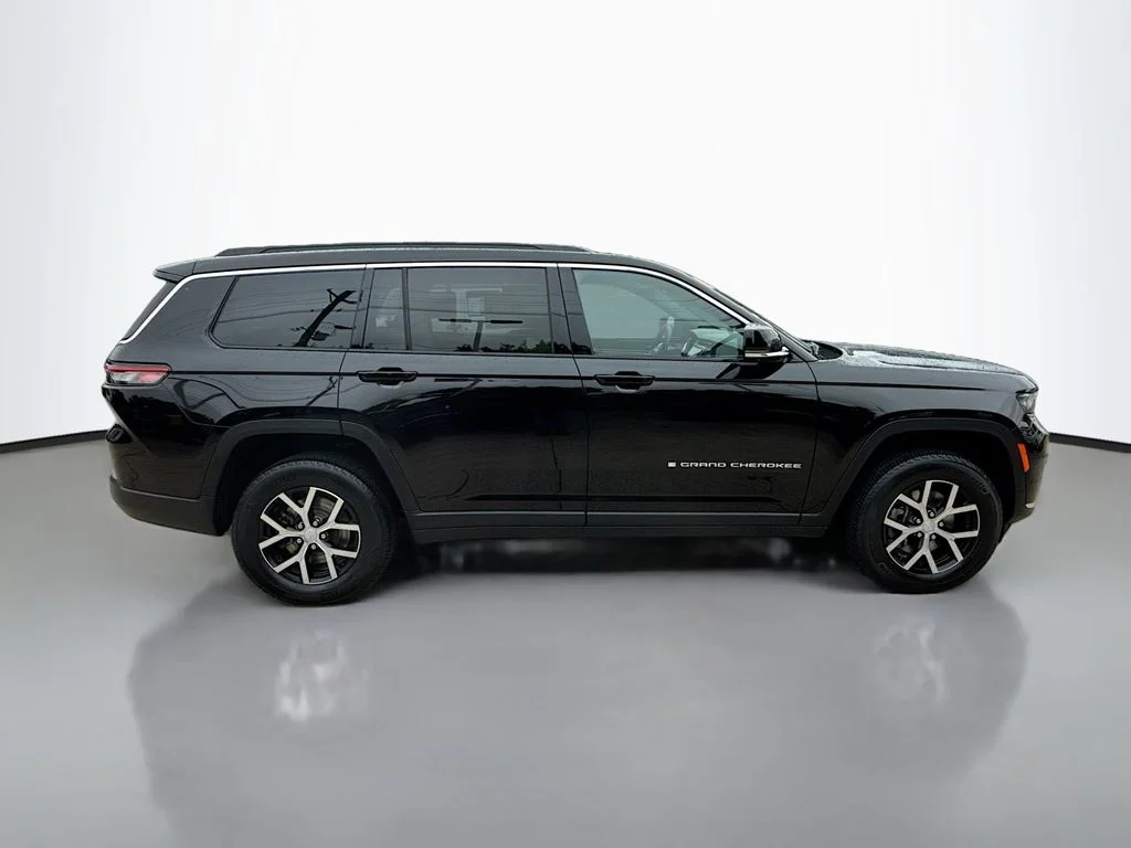 Used 2025 Diamond Black Crystal Pearlcoat Jeep Limited image 8