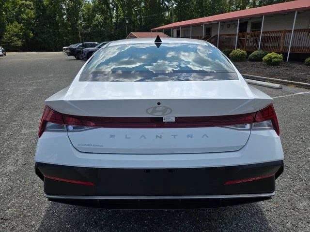 Used 2025 White Hyundai SEL Convenience image 7