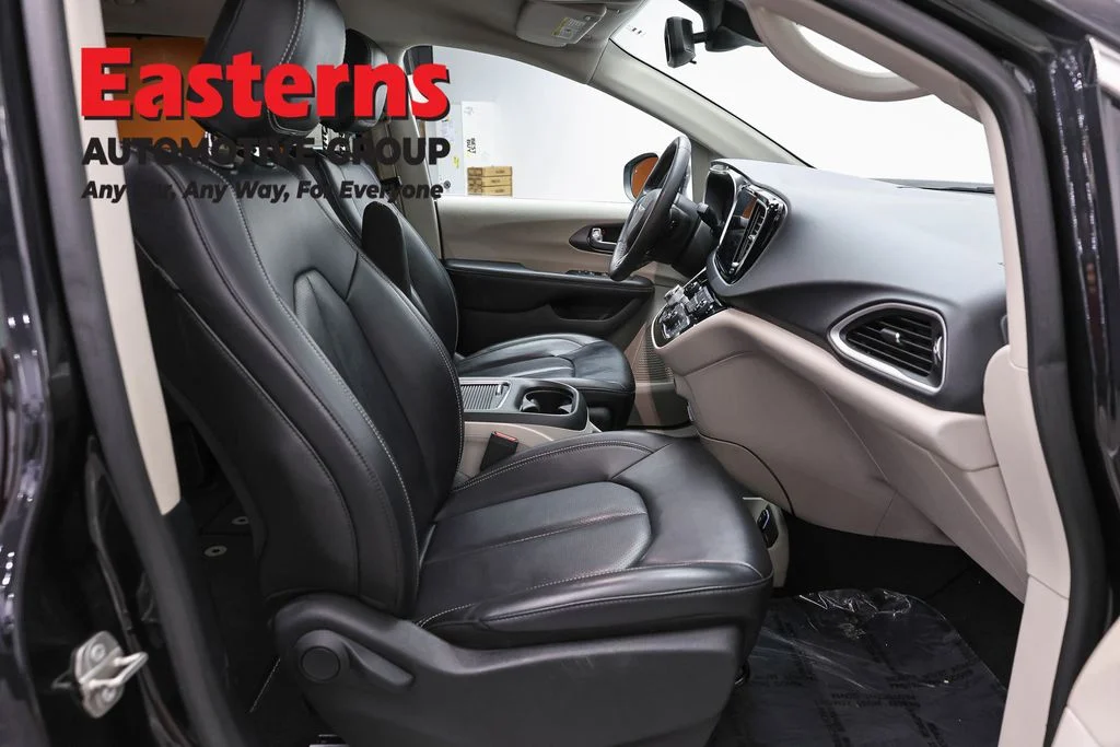 Used 2023 Black Chrysler Touring L image 23