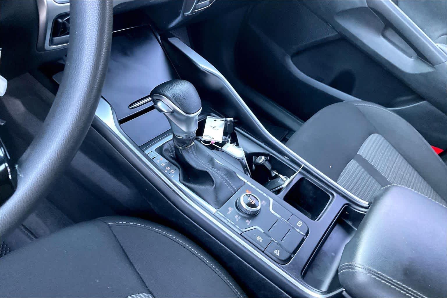 Used 2022 Sparkling Silver Kia LX image 16