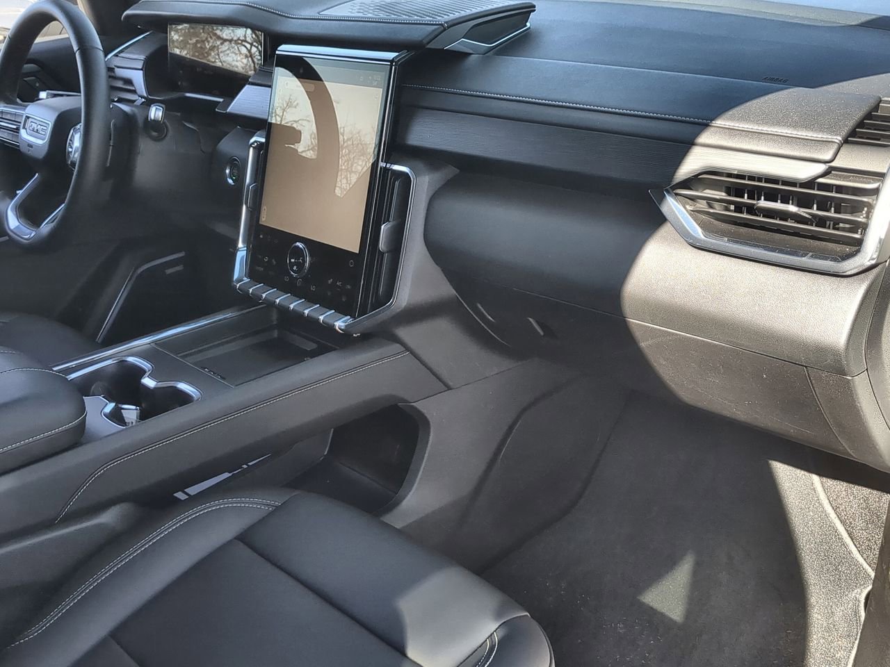 Used 2025 Summit White GMC Elevation image 29