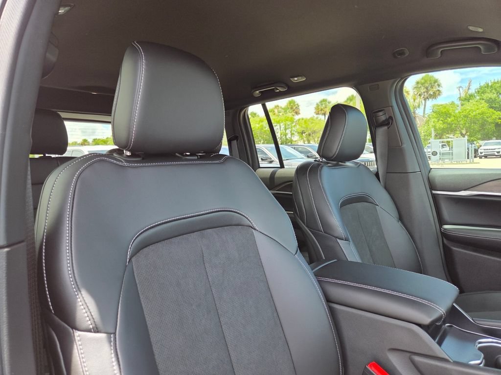 New 2026 Silver Zynith Exterior Paint Jeep Laredo Altitude image 16