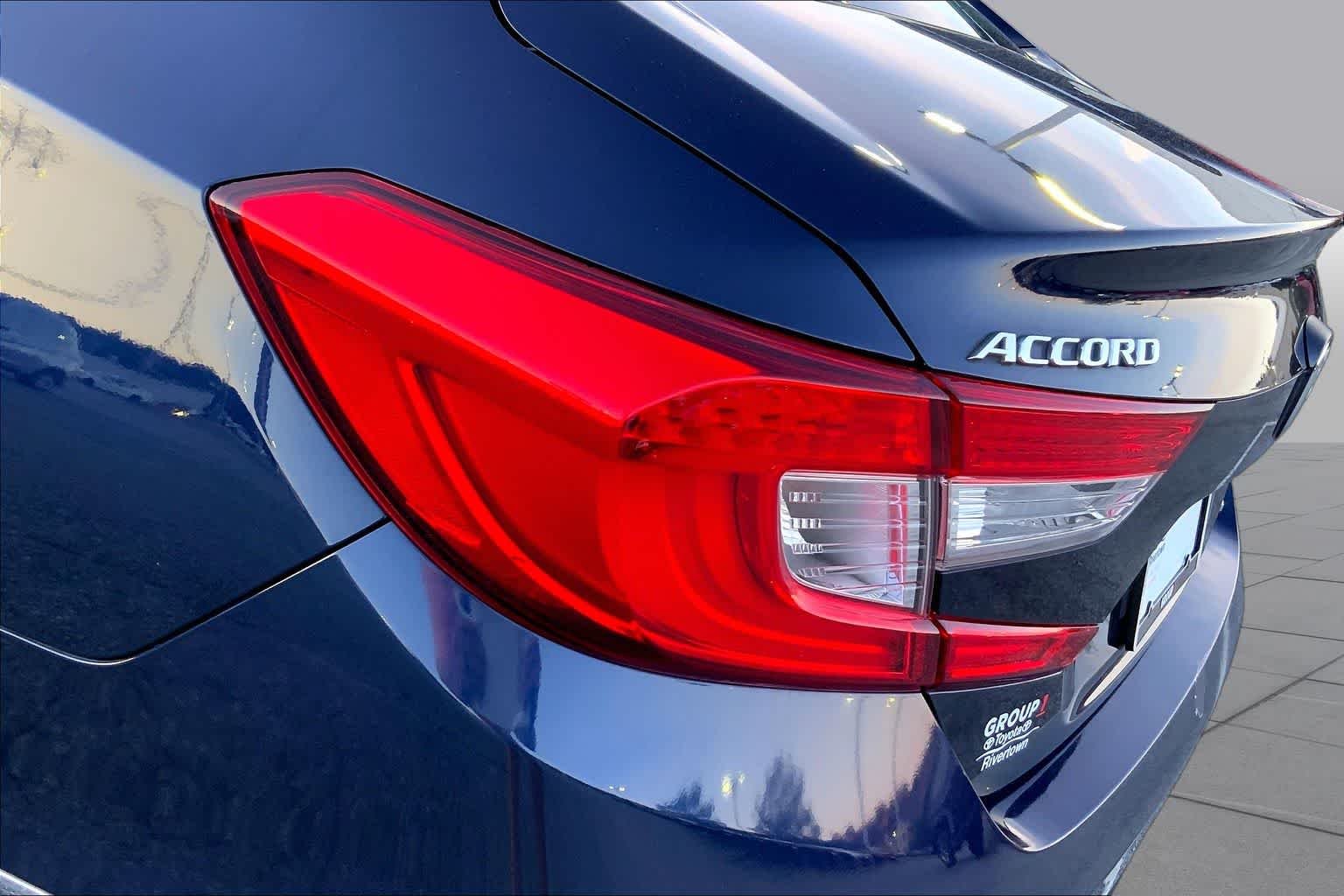 Used 2018 Obsidian Blue Pearl Honda Touring 1.5T image 27