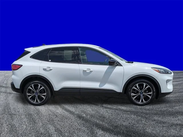 Certified Used 2022 Oxford White Ford SE image 3