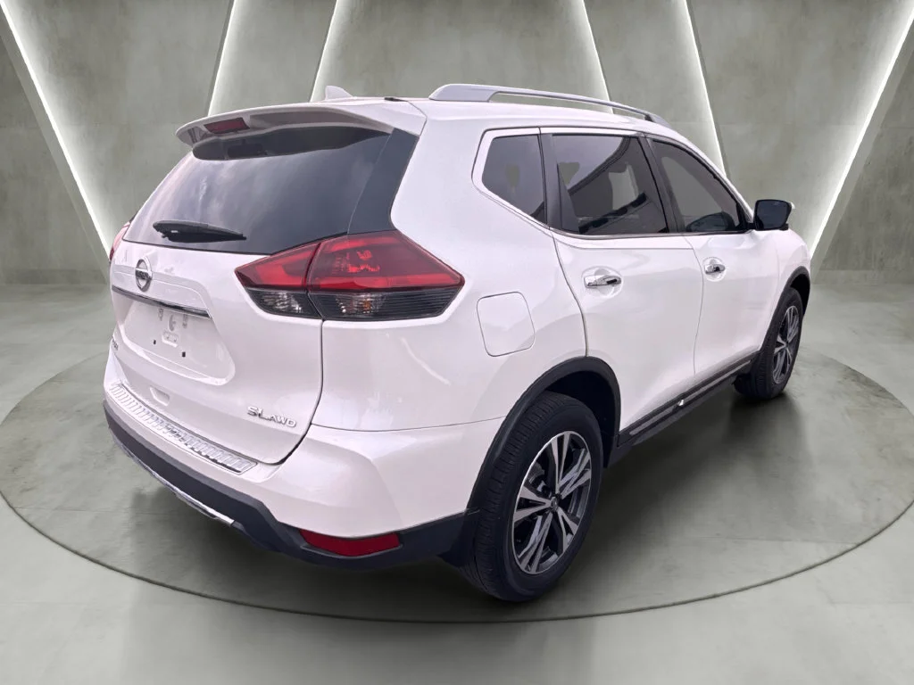 Used 2018 White Nissan SL image 3