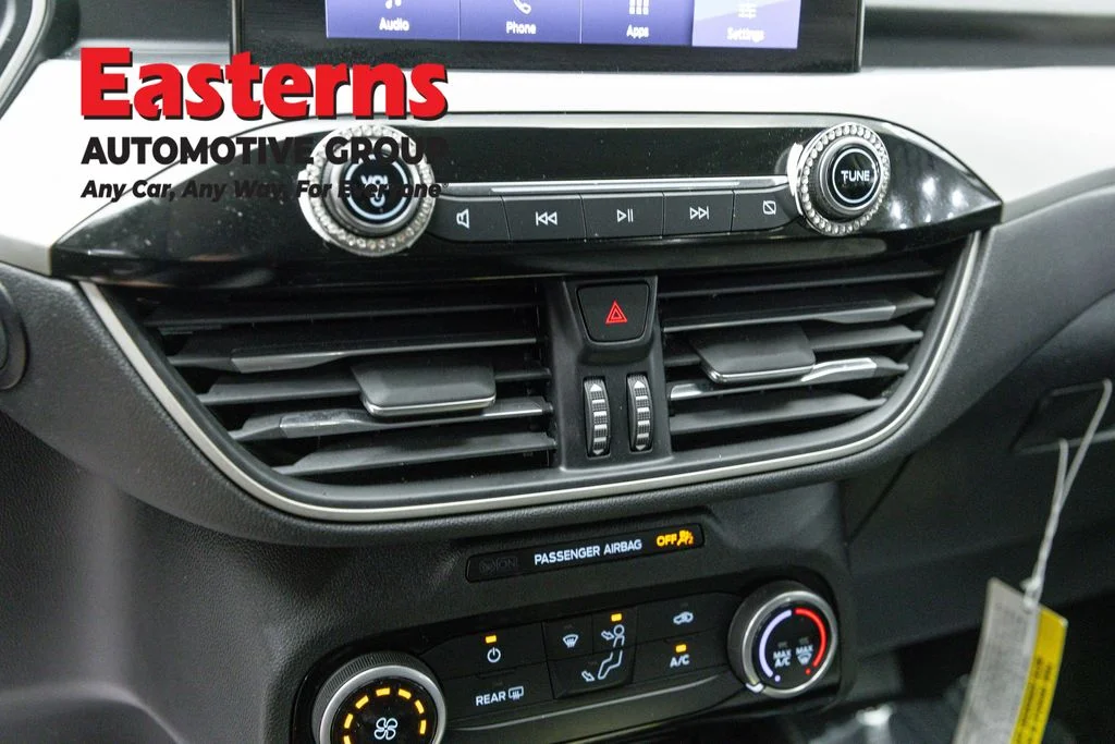 Used 2022 White Ford SE image 19