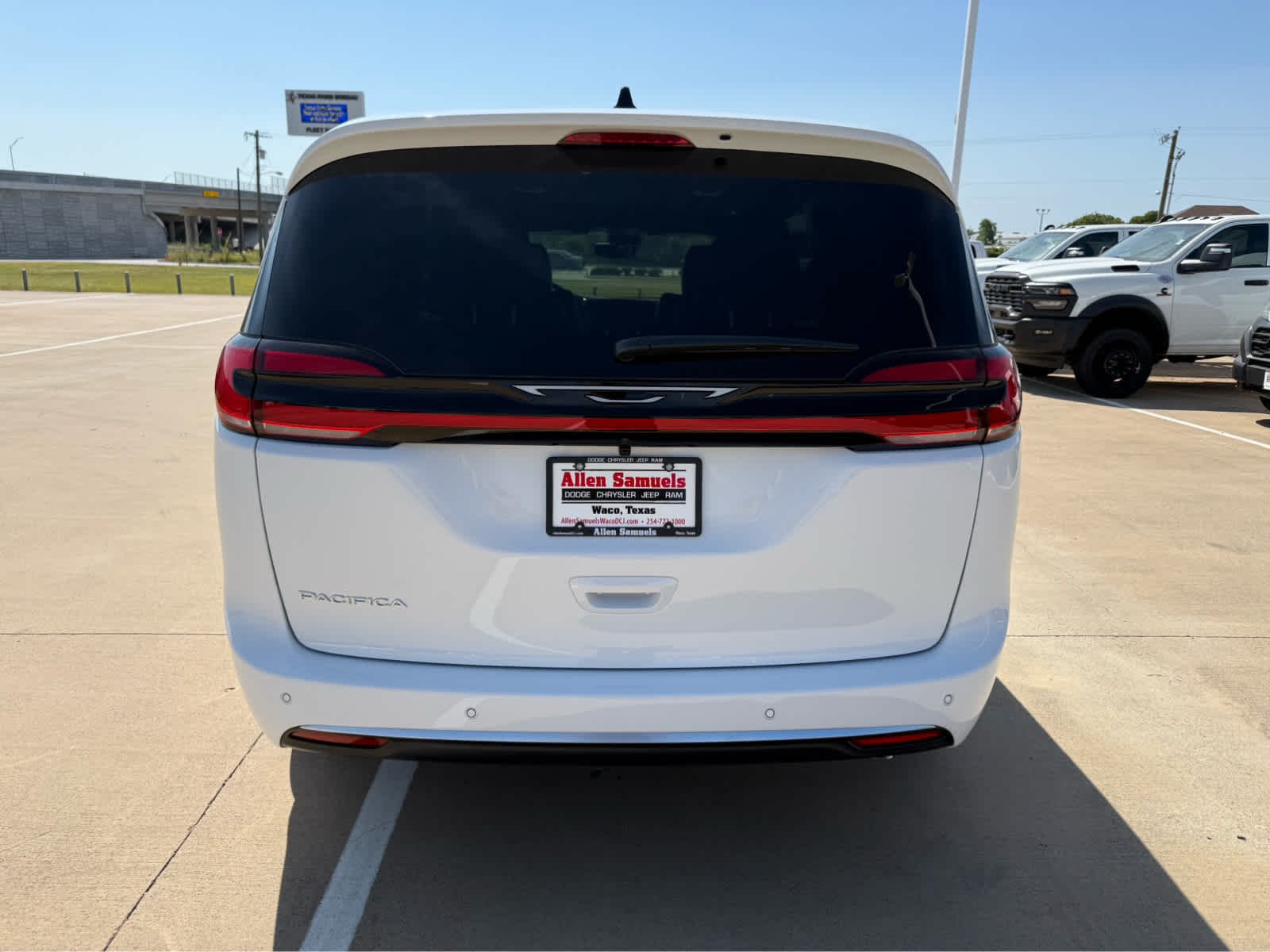 New 2027 Bright White Clearcoat Chrysler Select image 7
