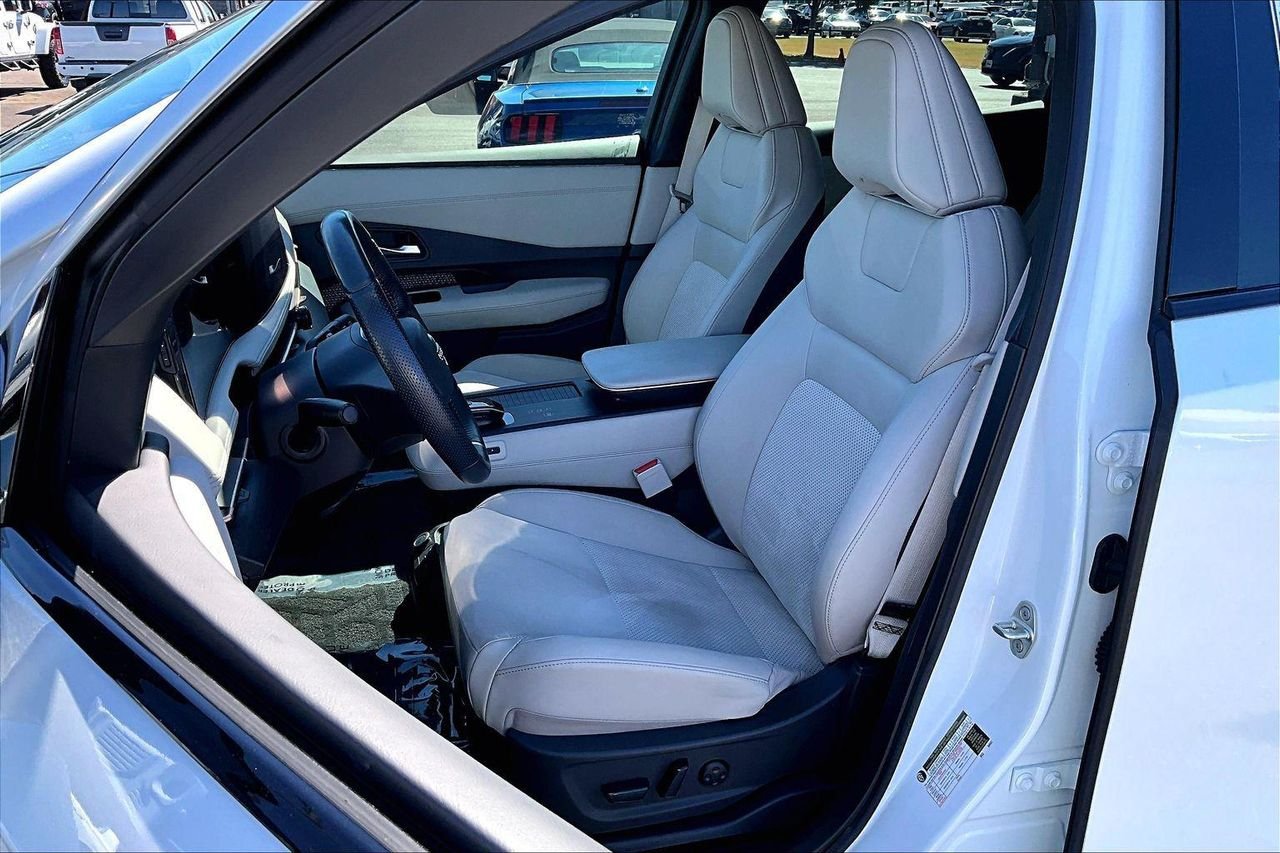 Used 2024 Everest White Pearl Tricoat Nissan ENGAGE image 23