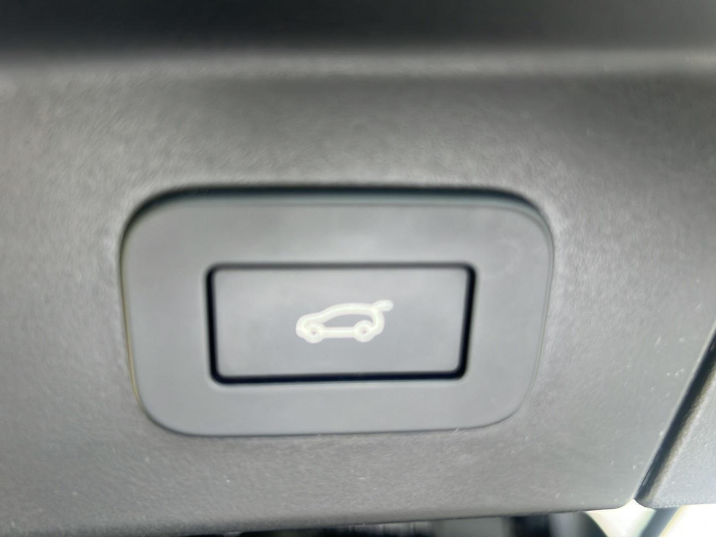 Used 2024 Varesine Blue Metallic Land Rover Dynamic SE image 29