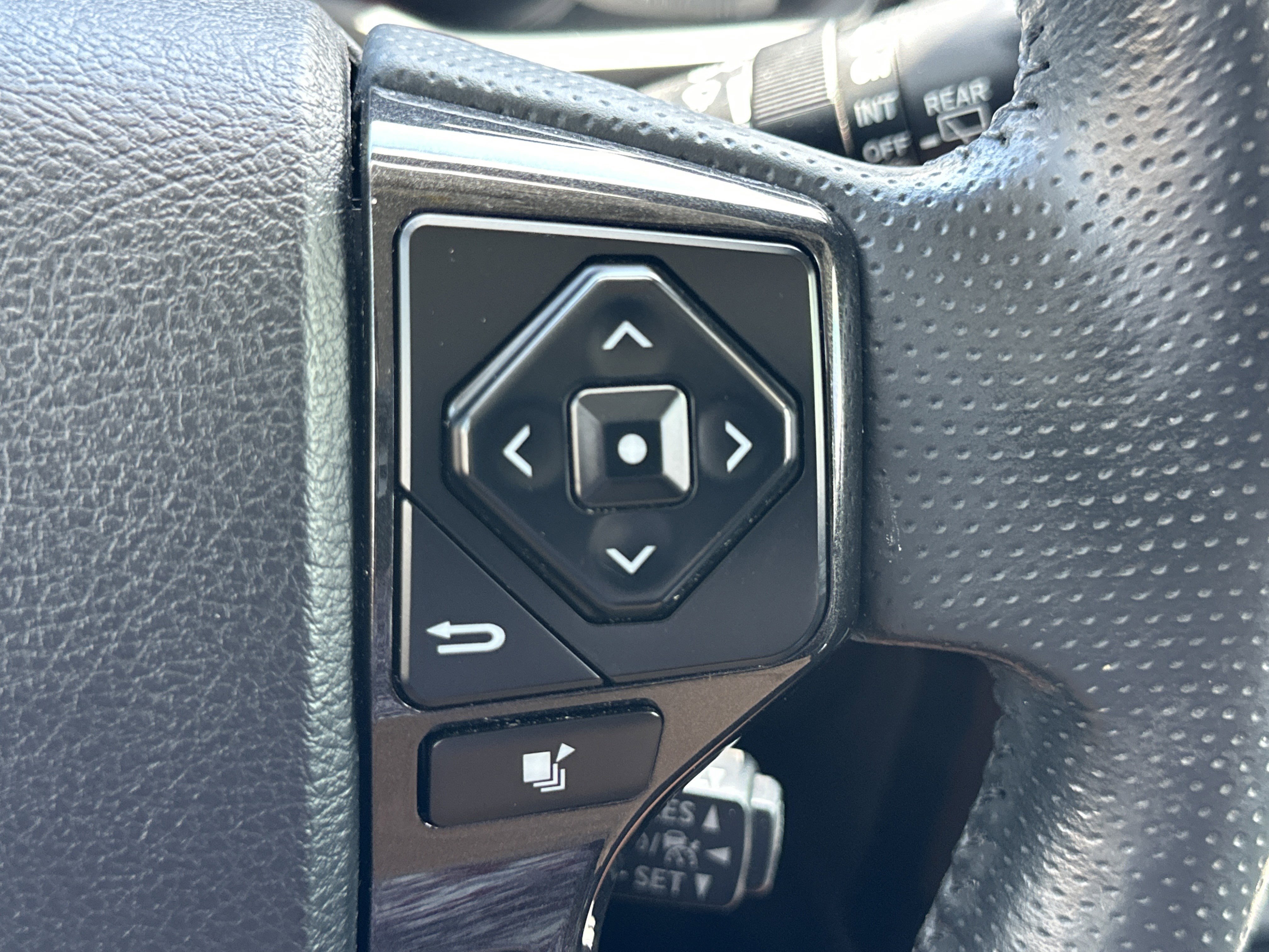 Used 2021 Classic Silver Metallic Toyota Venture image 35