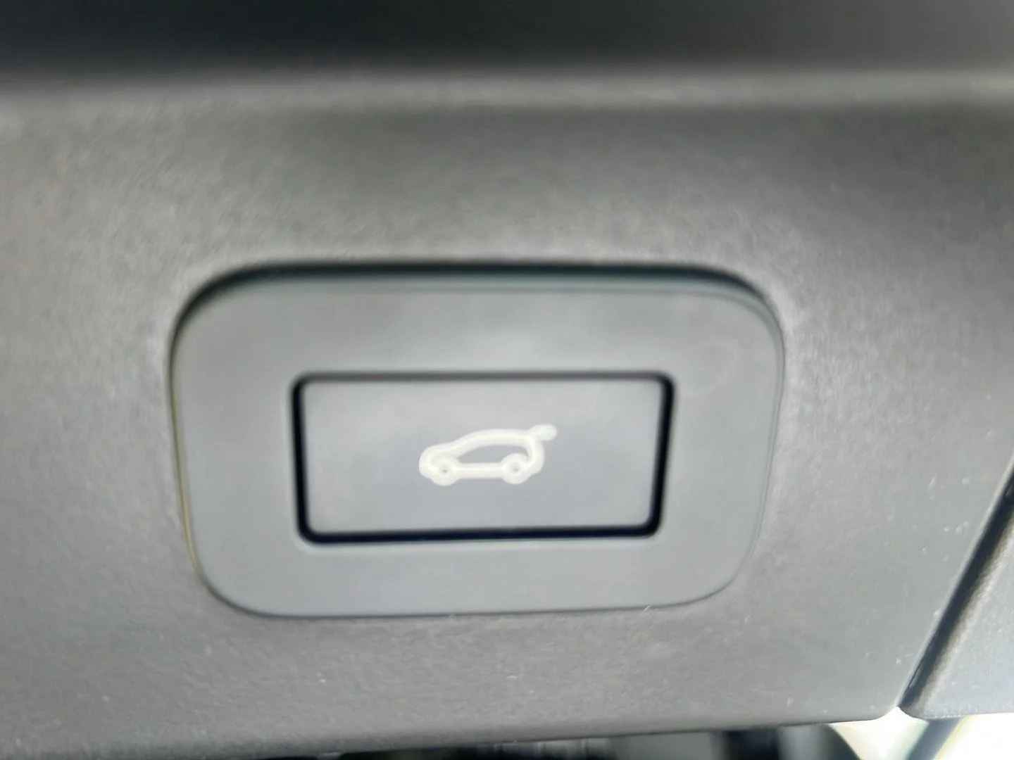 Used 2024 Varesine Blue Metallic Land Rover Dynamic SE image 29