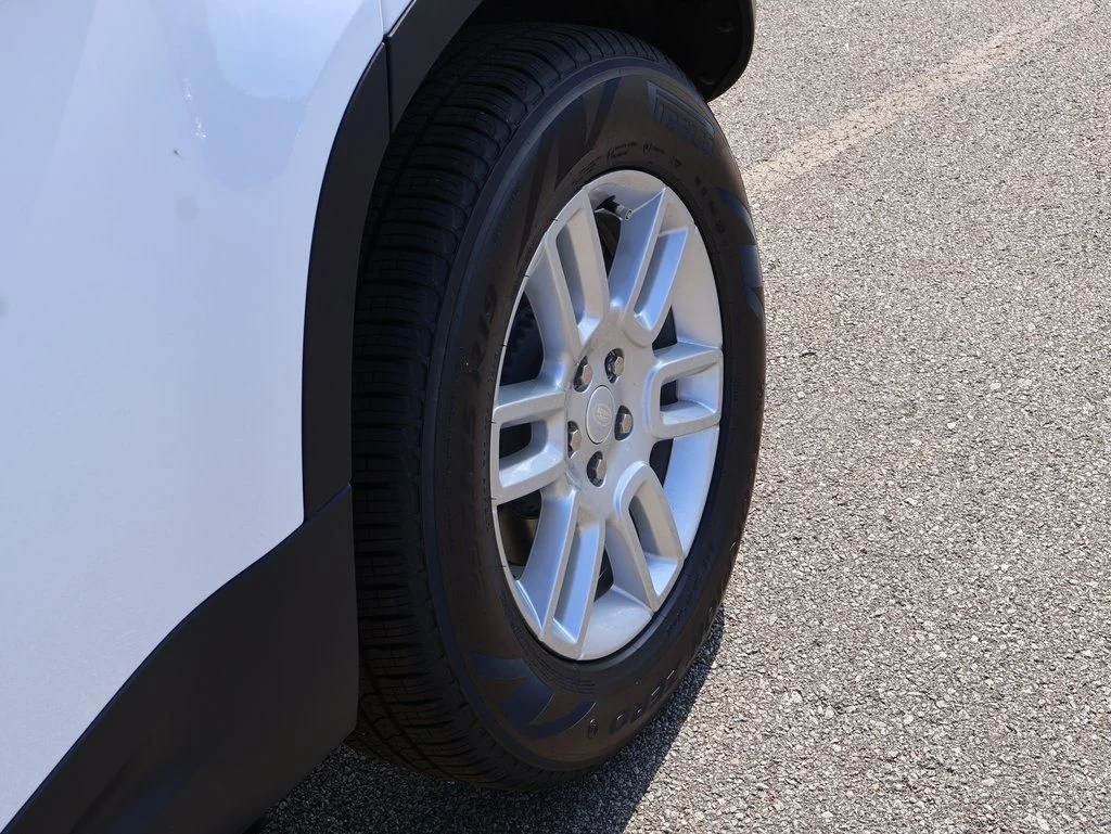Certified Used 2025 Fuji White Land Rover S image 38