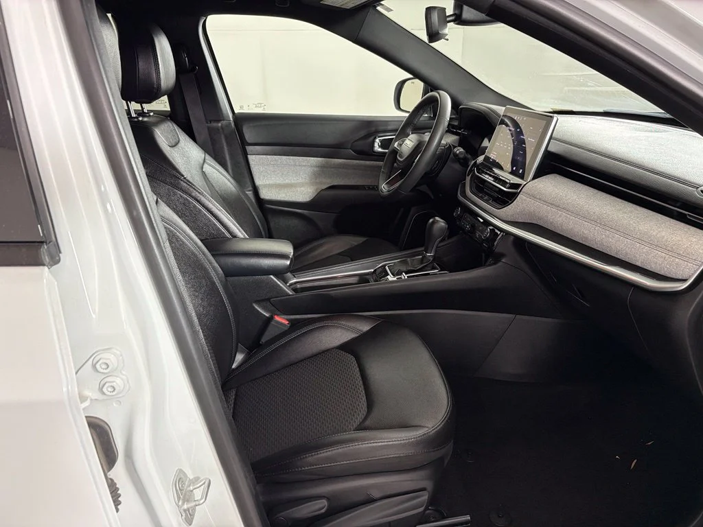 Used 2024 White Jeep Latitude image 39