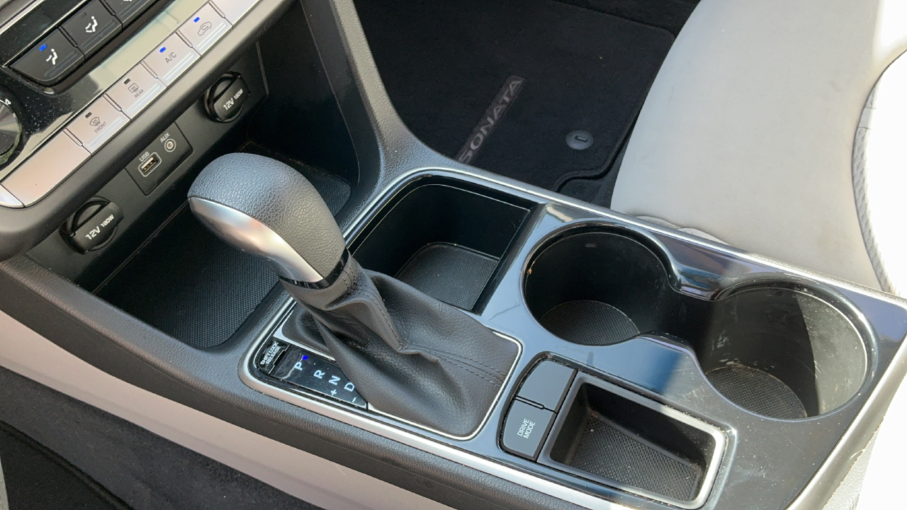 Used 2018 Silver Hyundai SE image 22