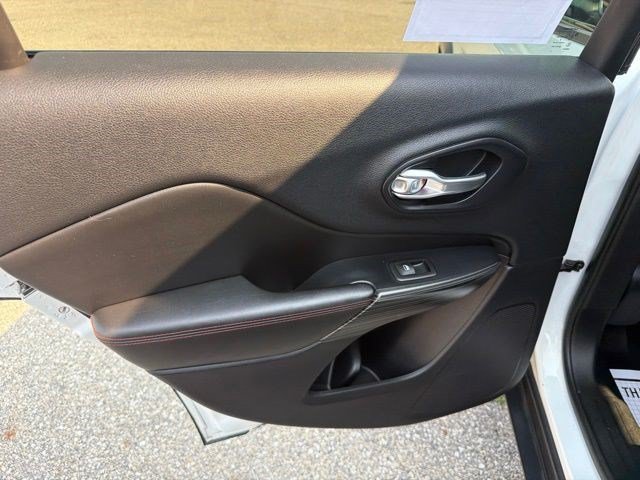 Used 2016 Bright White Clearcoat Jeep Trailhawk image 14