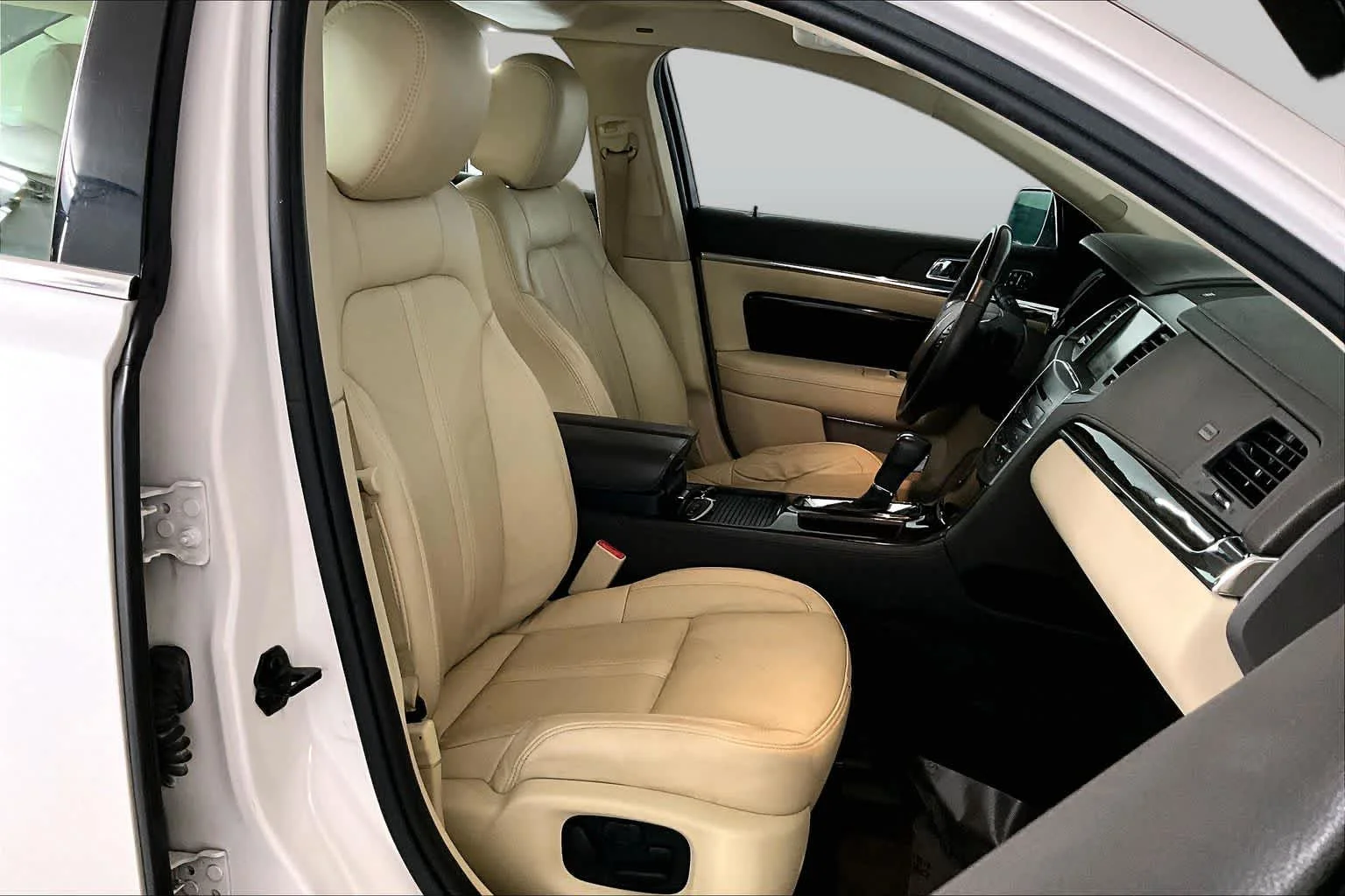 Used 2014 White Platinum Metallic Tri-Coat Lincoln  image 8