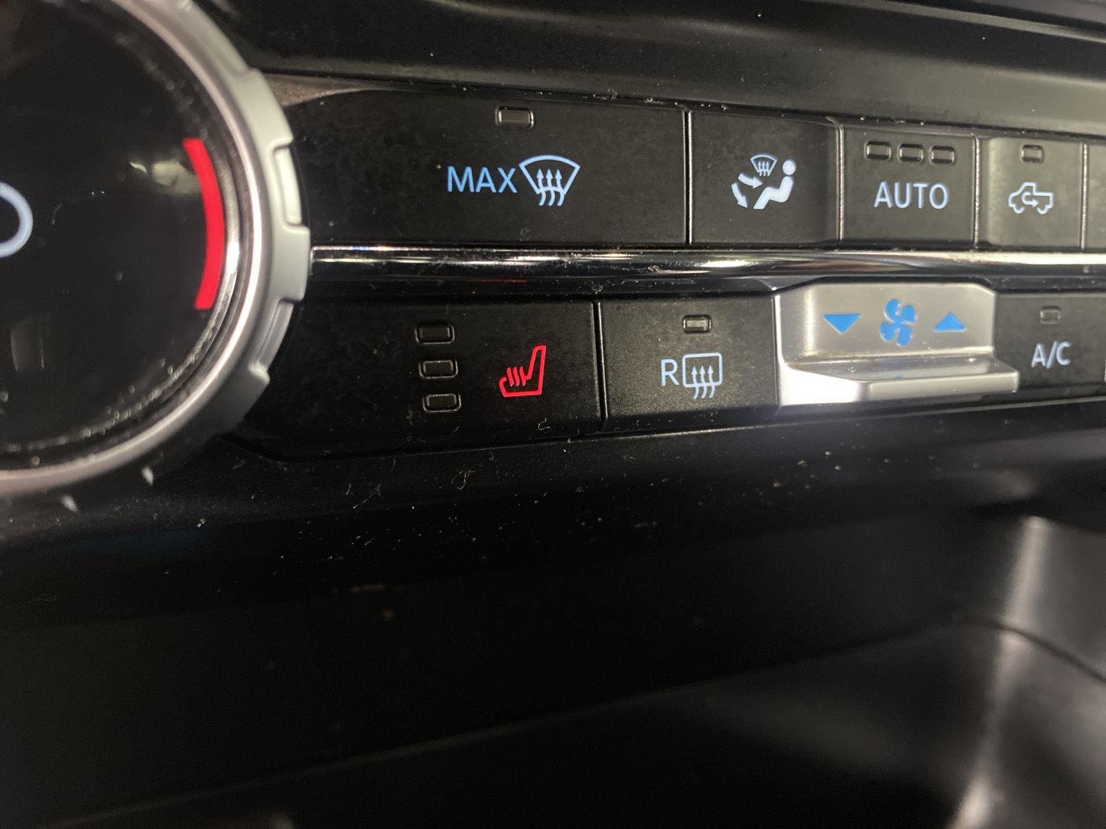 Used 2023 Hot Pepper Red Tinted Clearcoat Ford XLT image 24