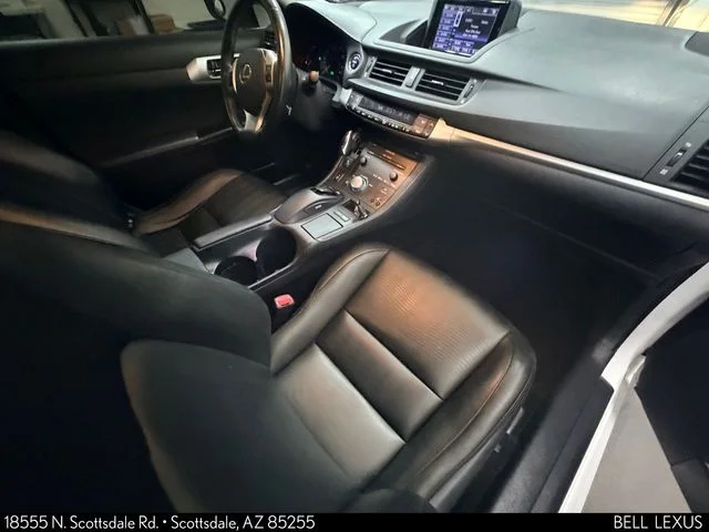 Used 2013  Lexus 200h image 11