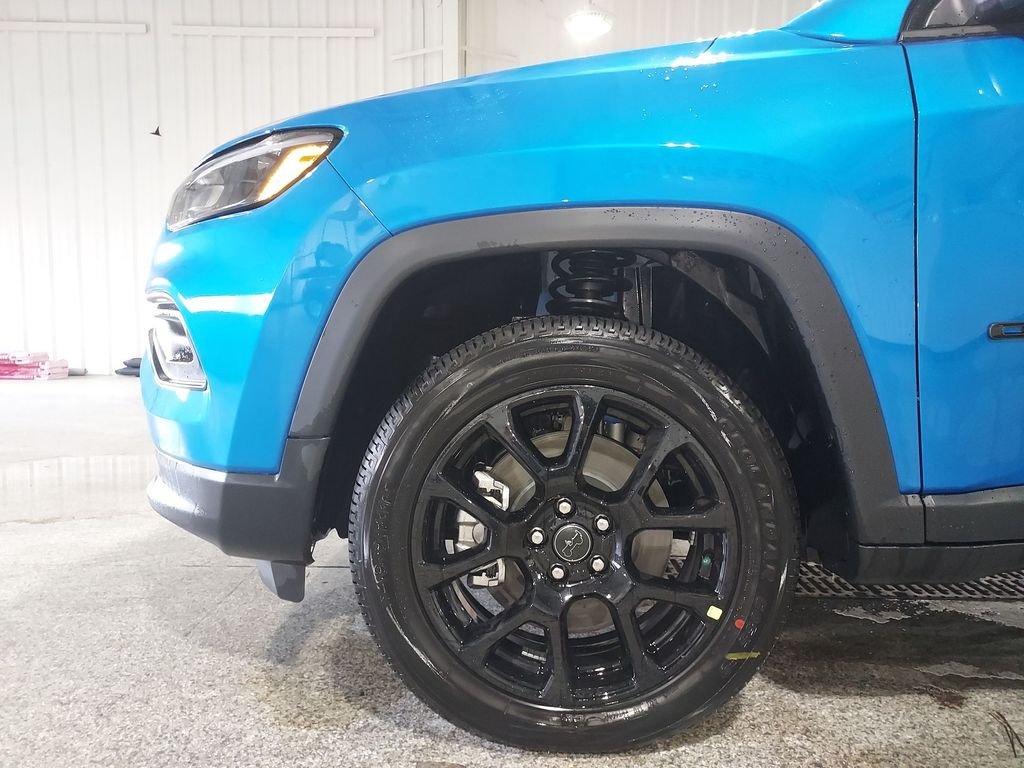 New 2026 Hydro Blue Pearl-Coat Exterior Paint Jeep Latitude image 16