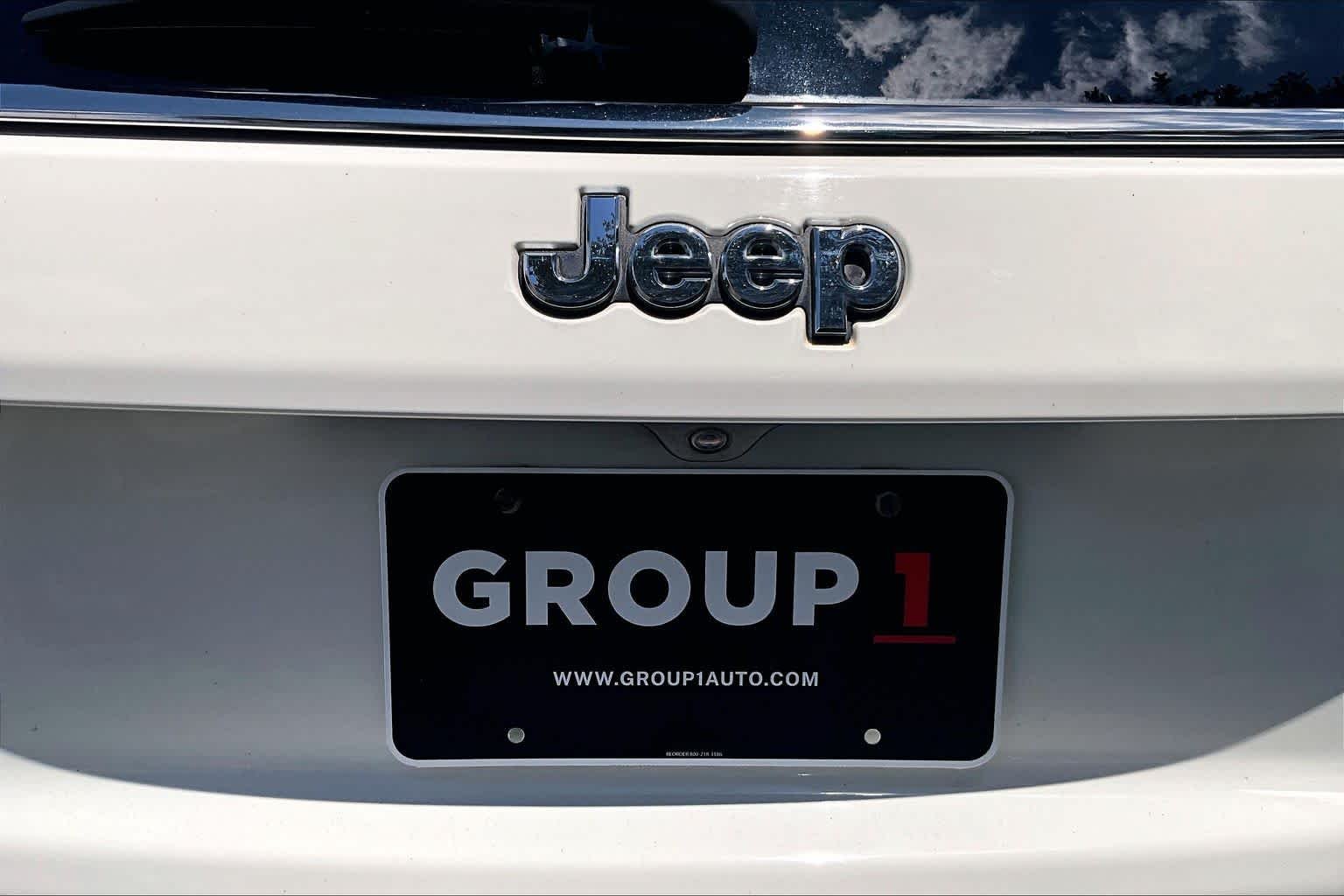 Used 2018 White Clearcoat Jeep Latitude image 33